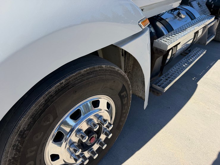 #1726-•-2019-western-star-day-cab-truck-tractor-image-11