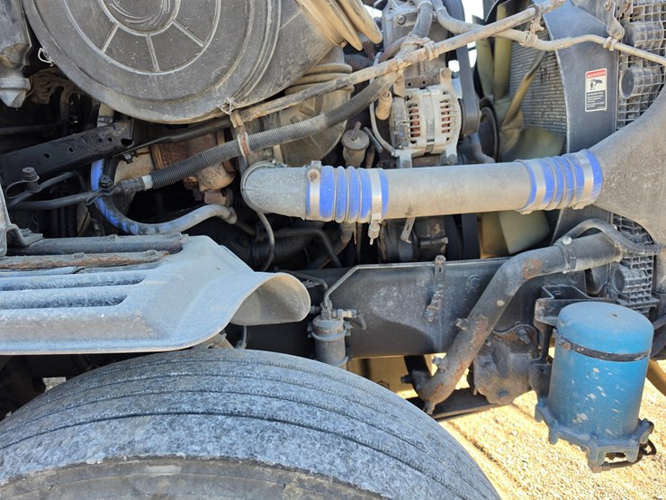2016-freightliner-columbia-120-image-35