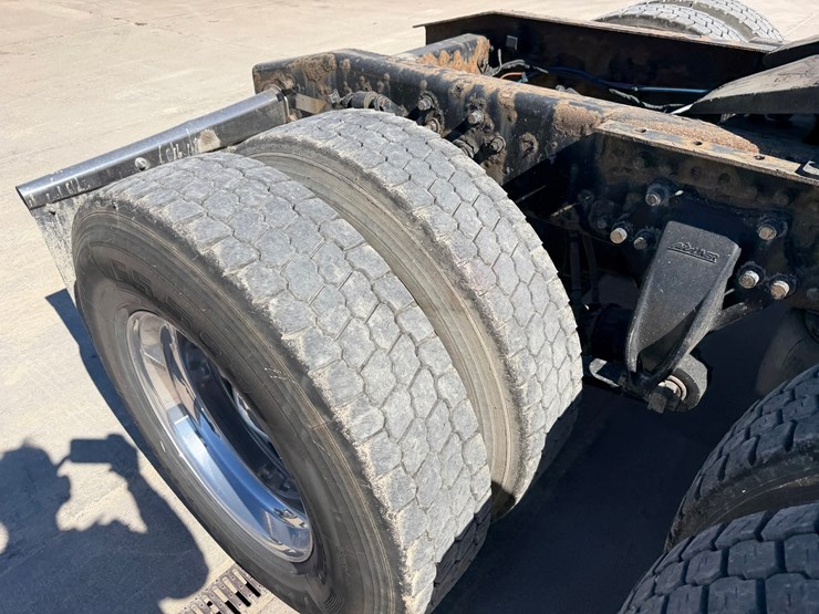 #1726-•-2019-western-star-day-cab-truck-tractor-image-31