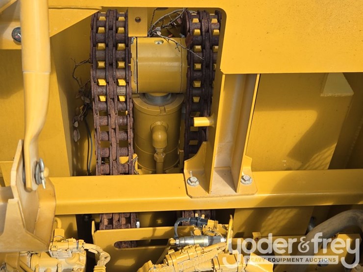 2019-caterpillar-352-image-74
