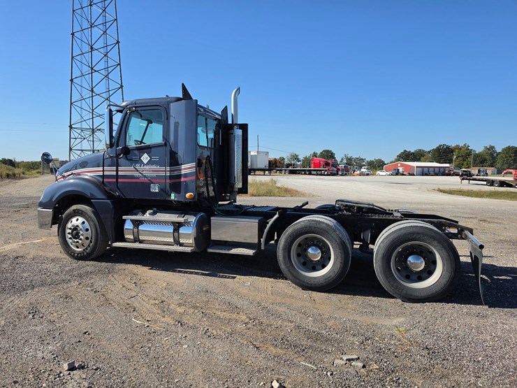 2016-freightliner-columbia-120-image-6