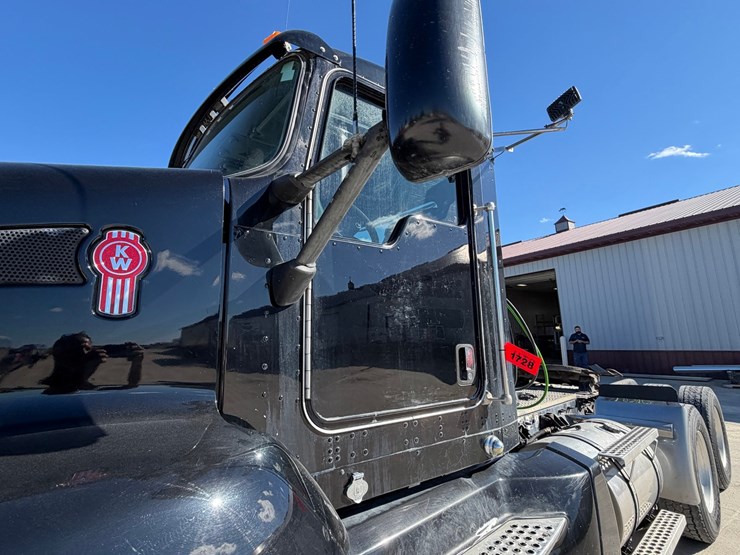 #1728-•-2012-kenworth-day-cab-truck-tractor-image-12