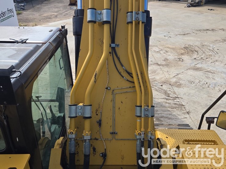 2019-caterpillar-352-image-60