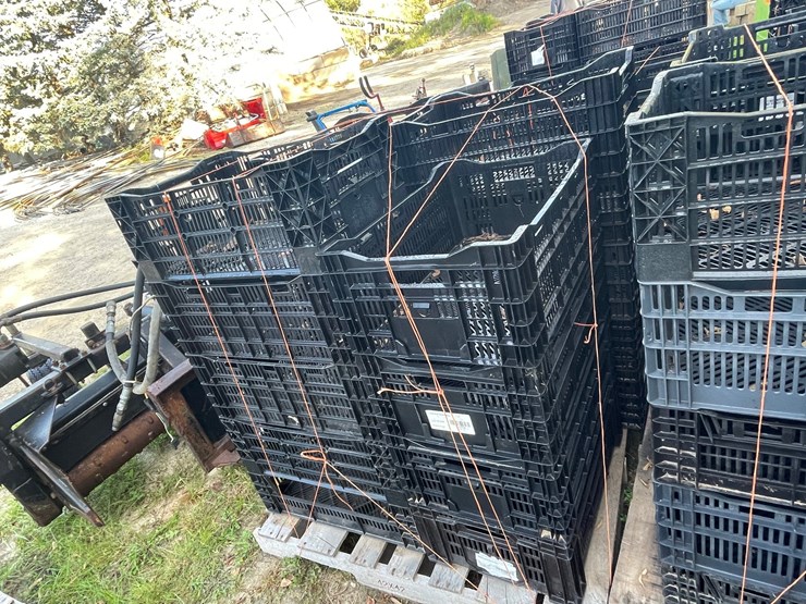 #3224-•-pallet-of-stackable-poly-crates-image-4