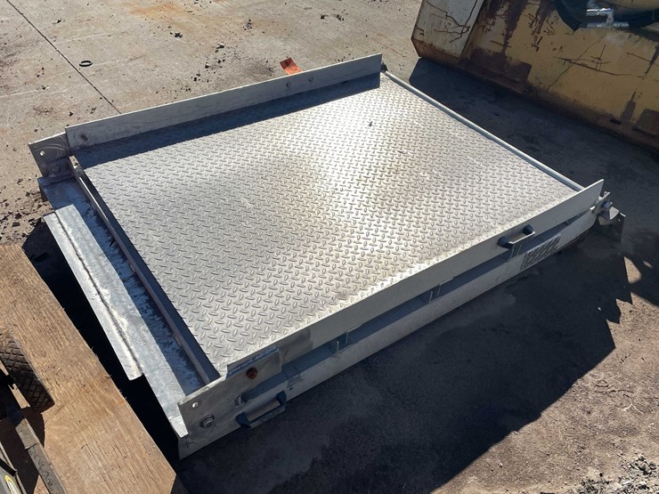 #1820-•-national-fleet-folding-aluminum-sprinter-van-ramp-image-6