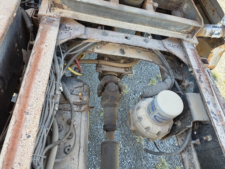 2011-freightliner-m2-106-image-42