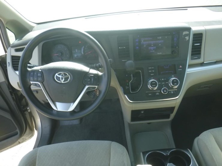 2017-toyota-sienna-image-10