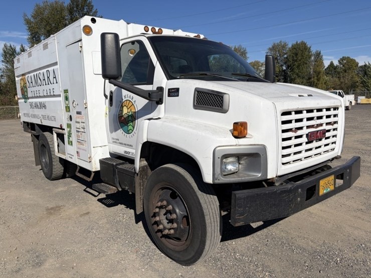 2006-gmc-c6500-chip-truck-image-2