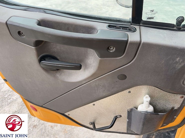 2015-freightliner-114sd-image-29