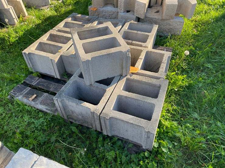#3189-•-pallet-of-cinder-blocks-image-2