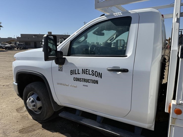 2025-chevrolet-3500-image-9