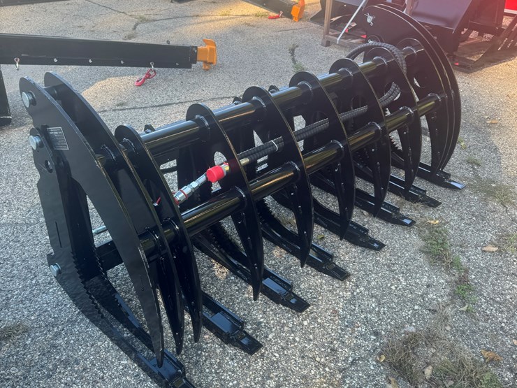 future-skid-steer-grapple-/-curved-log-grapple-image-2