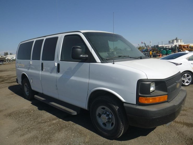 2013-chevrolet-express-3500-image-2