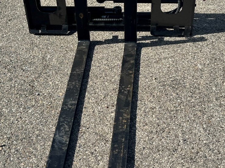 future-skid-steer-side-shift-pallet-forks-image-2