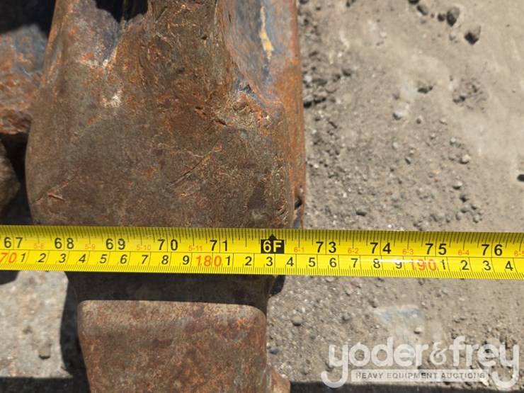 2018-caterpillar-352-image-27
