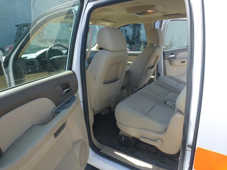 2014-chevrolet-suburban-image-8