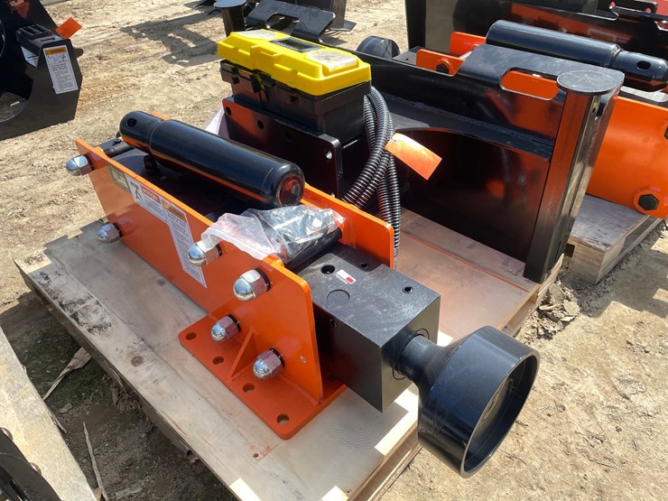 #2013-•-wolverine-skid-steer-post-driver-attachment-image-2