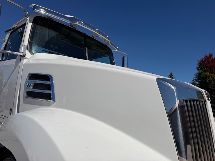 #1726-•-2019-western-star-day-cab-truck-tractor-image-21