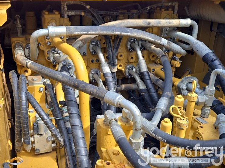 2019-caterpillar-352-image-53