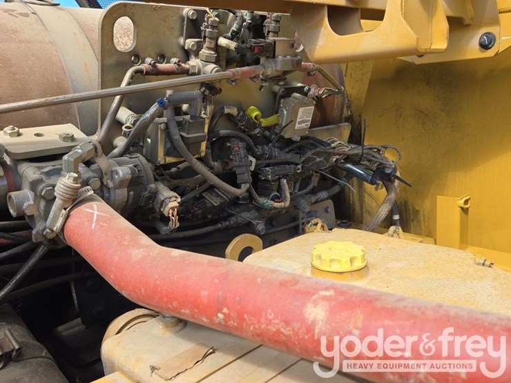 2019-caterpillar-352-image-69