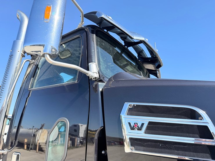 #1727-•-2020-western-star-day-cab-truck-tractor-image-23