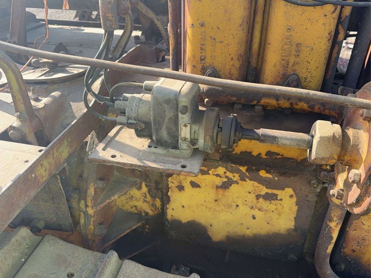 caterpillar-thirty-image-24