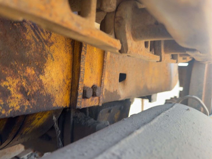 caterpillar-r2-image-17
