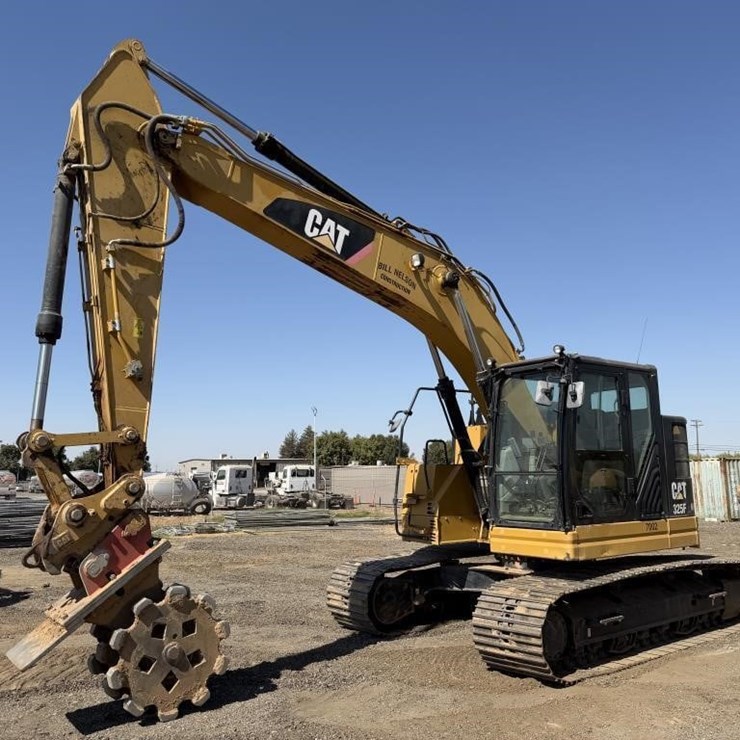 2017 CATERPILLAR 325FLCR