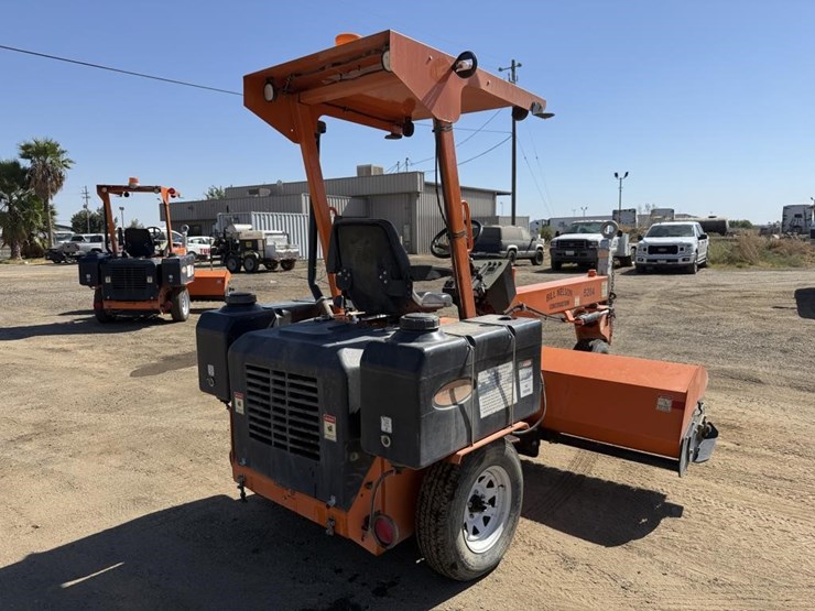 lay-mor-sm-300-3-wheel-broom-image-4