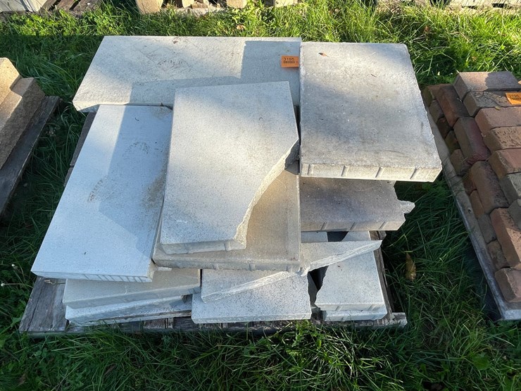 #3195-•-pallet-of-concrete-landscaping-pavers-image-1