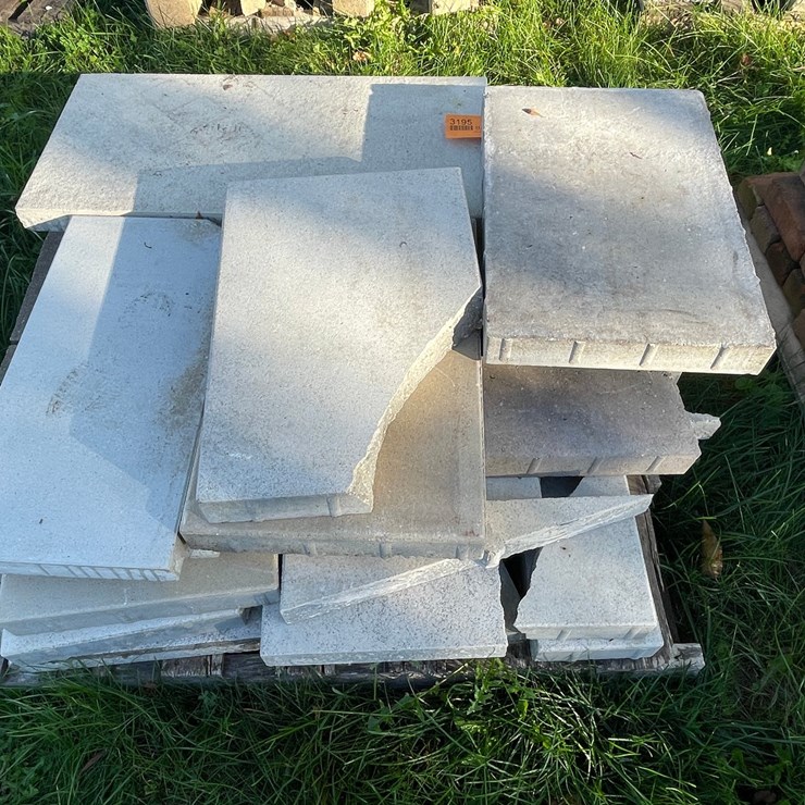 #3195 • Pallet of Concrete Landscaping Pavers