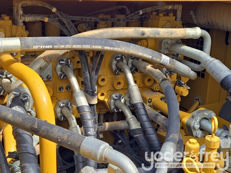 2019-caterpillar-352-image-55