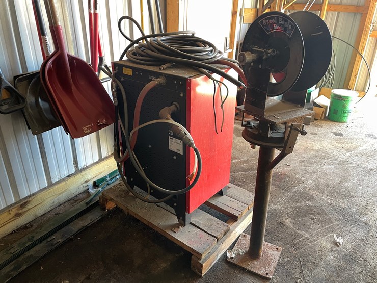 #1847-•-hotsy-cold-water-pressure-washer-and-hose-reel-image-3