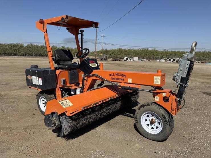 lay-mor-sm-300-3-wheel-broom-image-2