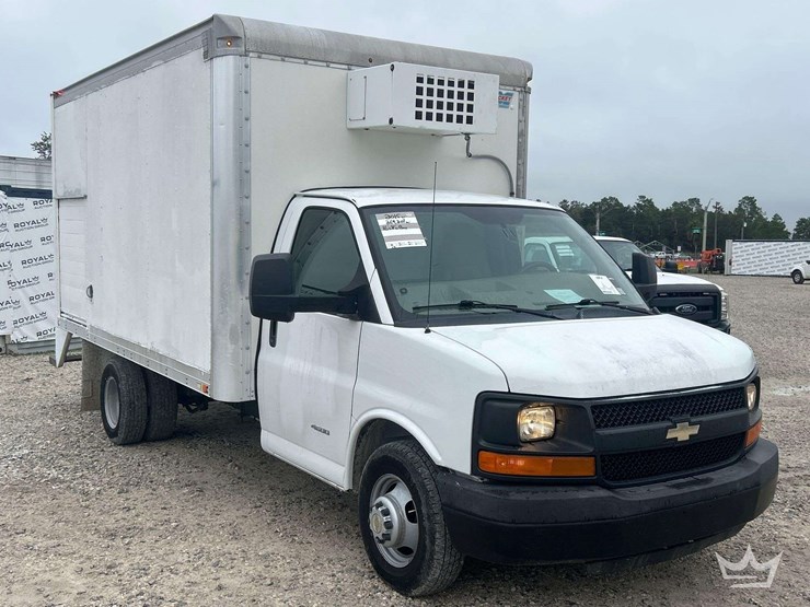 2015-chevrolet-express-4500-image-2
