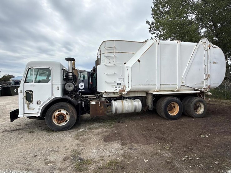 2005-peterbilt-320-image-2