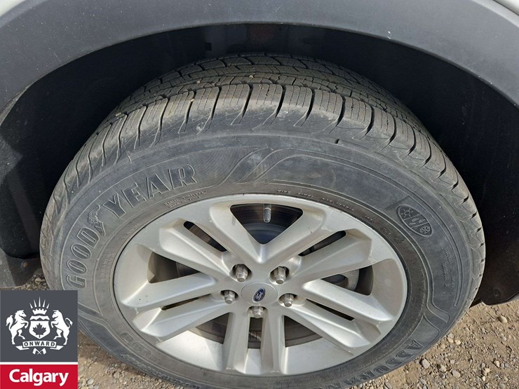 2015-ford-explorer-image-12
