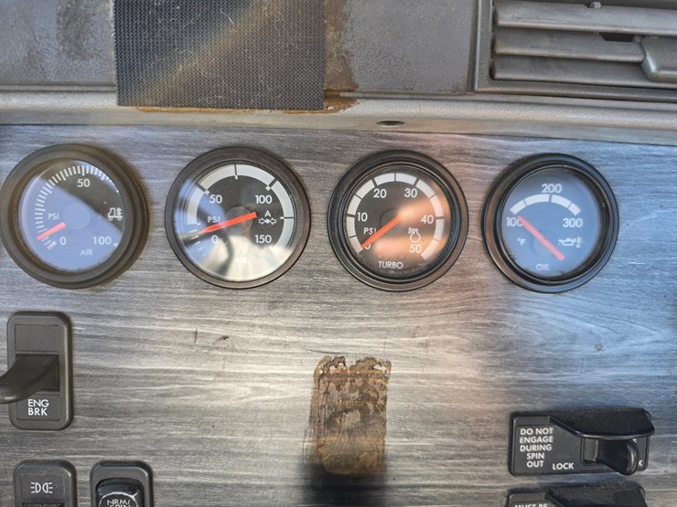 2016-freightliner-columbia-120-image-54