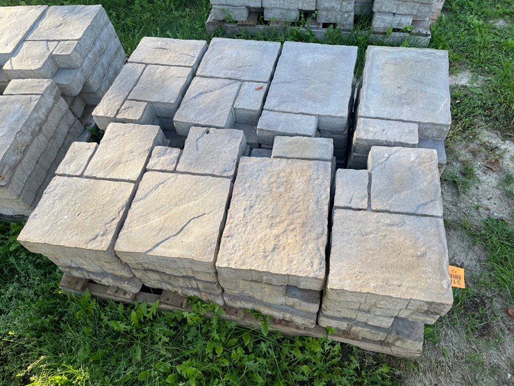 #3188-•-(2)-pallets-of-decorate-concrete-landscape-pavers-image-4