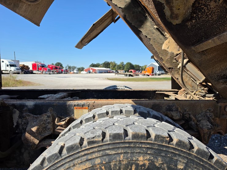 2011-freightliner-m2-106-image-92