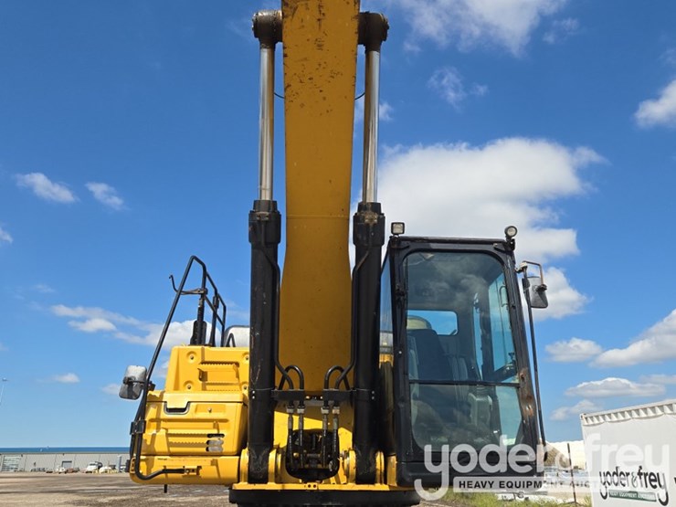 2018-caterpillar-352-image-29