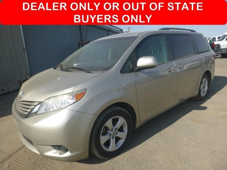 2017-toyota-sienna-image-1