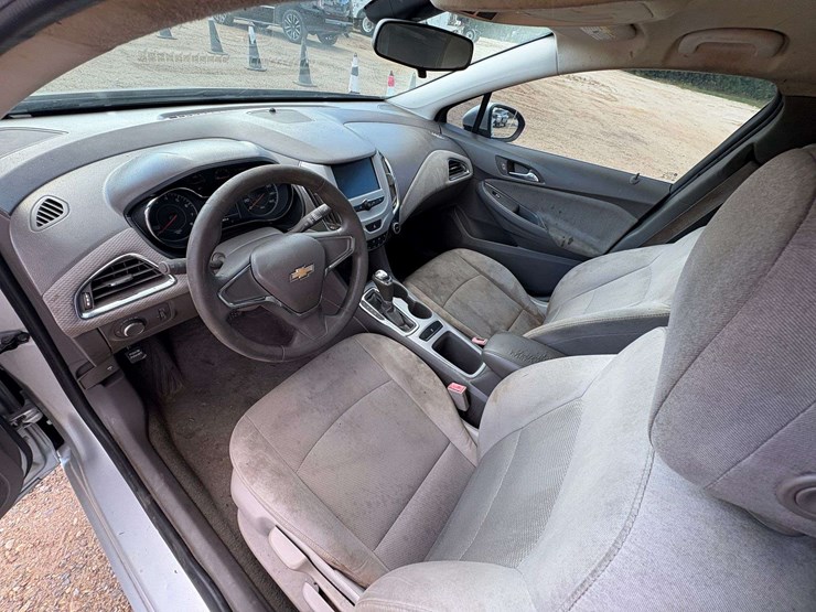 2017-chevrolet-cruz-4-door-sedan-(231,913-miles)-image-9