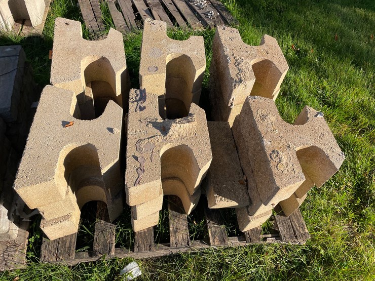 #3192-•-pallet-of-concrete-retaining-wall-blocks-image-2