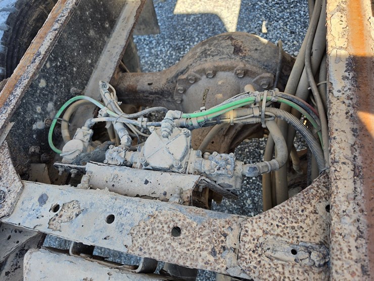 2011-freightliner-m2-106-image-44