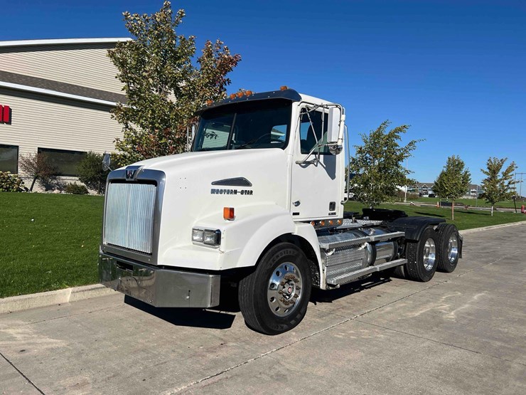 2014-western-star-4800sb-image-1