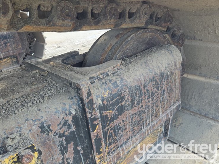 2018-caterpillar-352-image-21