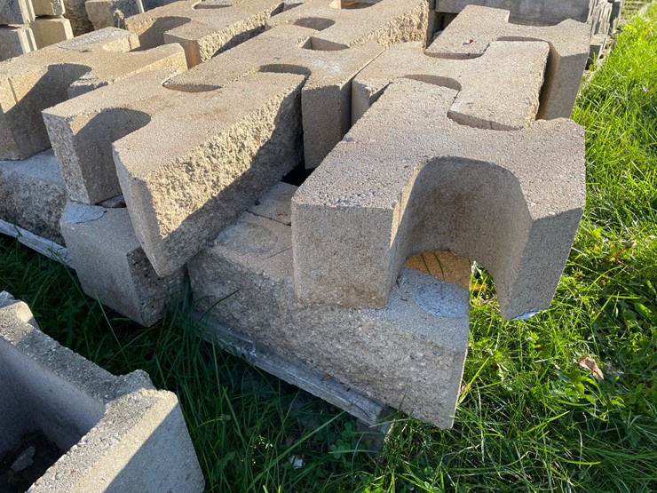 #3190-•-pallet-of-concrete-retaining-wall-blocks-image-3