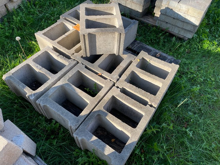 #3189-•-pallet-of-cinder-blocks-image-5