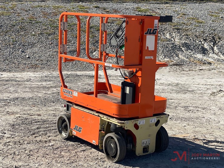 2015-jlg-1230es-image-1